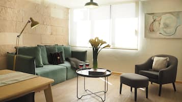 Departamento panorámico, balcón, vista al parque | Área de sala de estar | Smart TV de 42 pulgadas con canales digitales