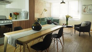 Eine moderne Küche mit Essbereich, einer Couch und einem Couchtisch.
