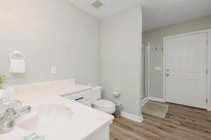 Ein Badezimmer mit weißem Waschbecken, WC und Dusche.