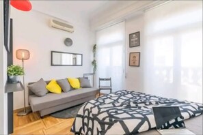 1 bedroom, iron/ironing board, WiFi, bed sheets - 10 apartment in gran vía with two balconies and views (Madrid)