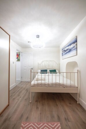 2 bedrooms, iron/ironing board, WiFi, bed sheets - 2 Bedroom flat  (London)