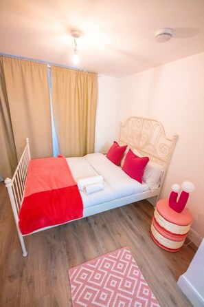 2 bedrooms, iron/ironing board, WiFi, bed sheets - 2 Bedroom flat  (London)