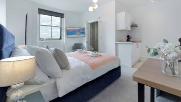 Iron/ironing board, WiFi, bed sheets