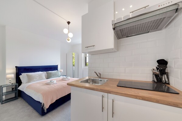 Micro-ondes, four, plaque de cuisson