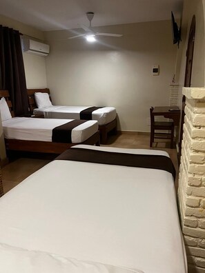 Kamar Keluarga, Beberapa Tempat Tidur, pemandangan kebun | Meja kerja, ruang kerja ramah laptop, dan tirai kedap cahaya