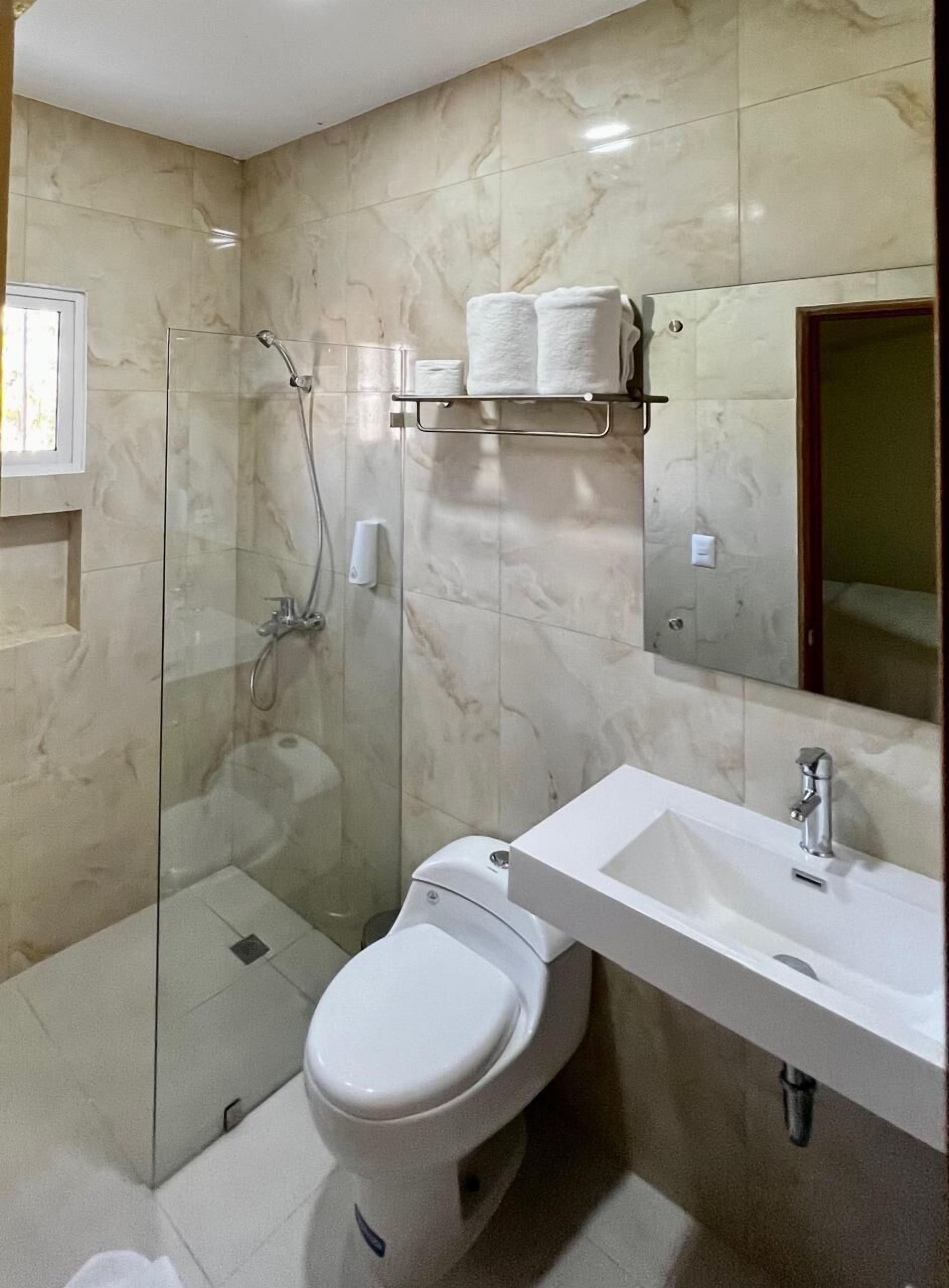 Kamer, 1 queensize bed, niet-roken, uitzicht op tuin | Badkamer | Een douche, handdoeken, zeep, toiletpapier