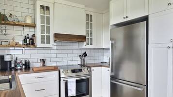 Jääkaappi, mikroaaltouuni, uuni, liesi