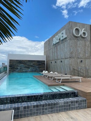Una piscina al aire libre