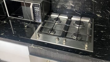 豪華公寓, 城市景觀 | 私人廚房 | 大型冰箱、微波爐、烤箱、爐台