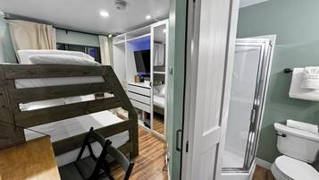 1 soverom, skrivebord, strykejern/-brett og wi-fi