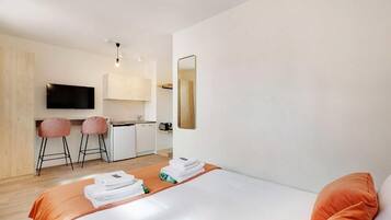 1 habitación, tabla de planchar con plancha, wifi y ropa de cama