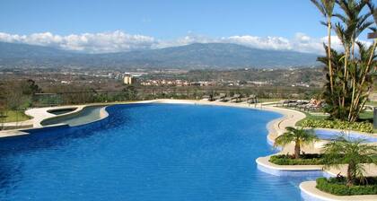 Chic 2-bedroom apartment with WiFi, balcony with mountain views pool in Río Oro