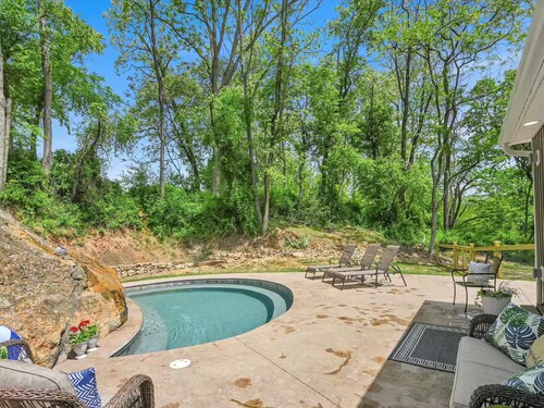 Quiet house heated pool & waterfall open all year

 