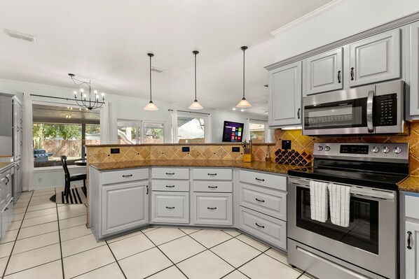 Mikrowelle, Ofen, Herdplatte, Geschirrspüler