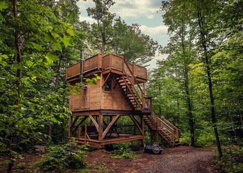 Treehouse ideal for pairing with a neighbour | Lodging #11