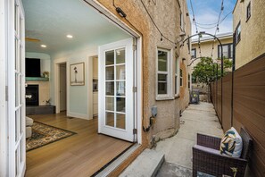 Terrace/patio - Charming 2-bedroom apartment in beautiful Long Beach with WiFi, AC, and Parking! (Long Beach)