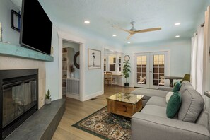 Living area - Charming 2-bedroom apartment in beautiful Long Beach with WiFi, AC, and Parking! (Long Beach)