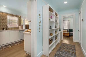 Interior - Charming 2-bedroom apartment in beautiful Long Beach with WiFi, AC, and Parking! (Long Beach)