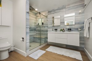 Secador de cabelo, toalhas de banho, sabonete, papel higiênico