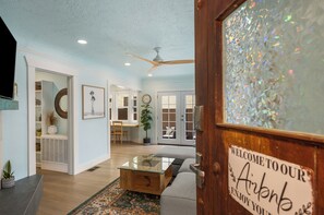 Living area - Charming 2-bedroom apartment in beautiful Long Beach with WiFi, AC, and Parking! (Long Beach)