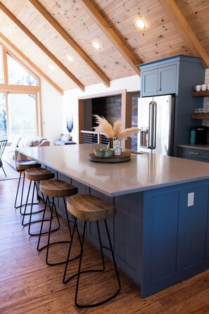 冷蔵庫、電子レンジ、オーブン、コーヒー / ティーメーカー