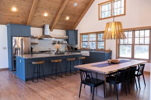 Réfrigérateur, micro-ondes, four, cafetière/bouilloire