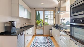 Coffee/tea maker, fridge, microwave, oven
