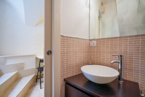 Ducha, secador de pelo y toallas