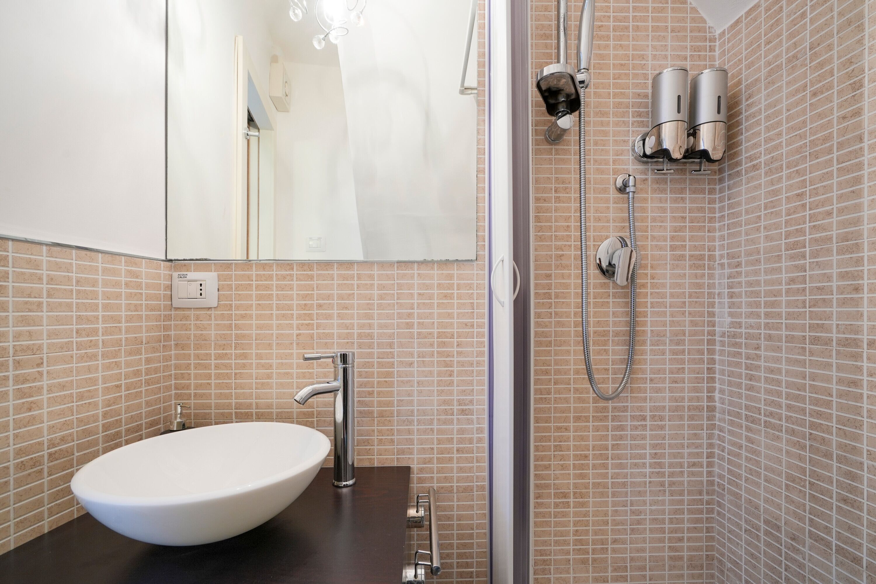 Dusche, Haartrockner, Handtücher