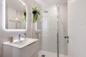 Dusj, hårføner og håndklær