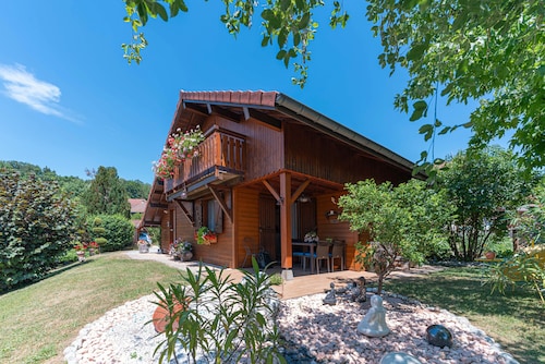 Guesthouse 'Le Chalet Fleuri' with Mountain View, Shared Terrace and Wi-Fi