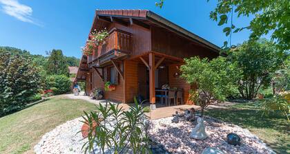 Maison d'hÎtes 'Le Chalet Fleuri' avec vue sur la montagne, terrasse partagée et Wi-Fi