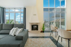 TV - Holiday Home 'Pico Do Paraíso' with Sea View, Wi-Fi and Air Conditioning (Funchal)