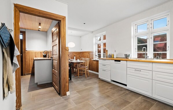 Fridge, stovetop, dishwasher, coffee/tea maker - Beautiful home in Lemvig with WiFi (Lemvig)