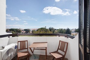 Outdoor dining - Apartment 'Lovely and New  In Oura' with Private Pool, Wi-Fi and Air Conditioning (Albufeira)