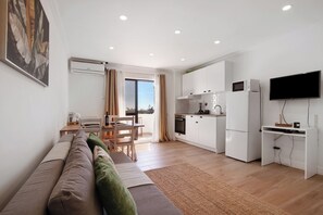 TV - Apartment 'Lovely and New In Oura' with Private Pool, Wi-Fi and Air Conditioning (Albufeira)