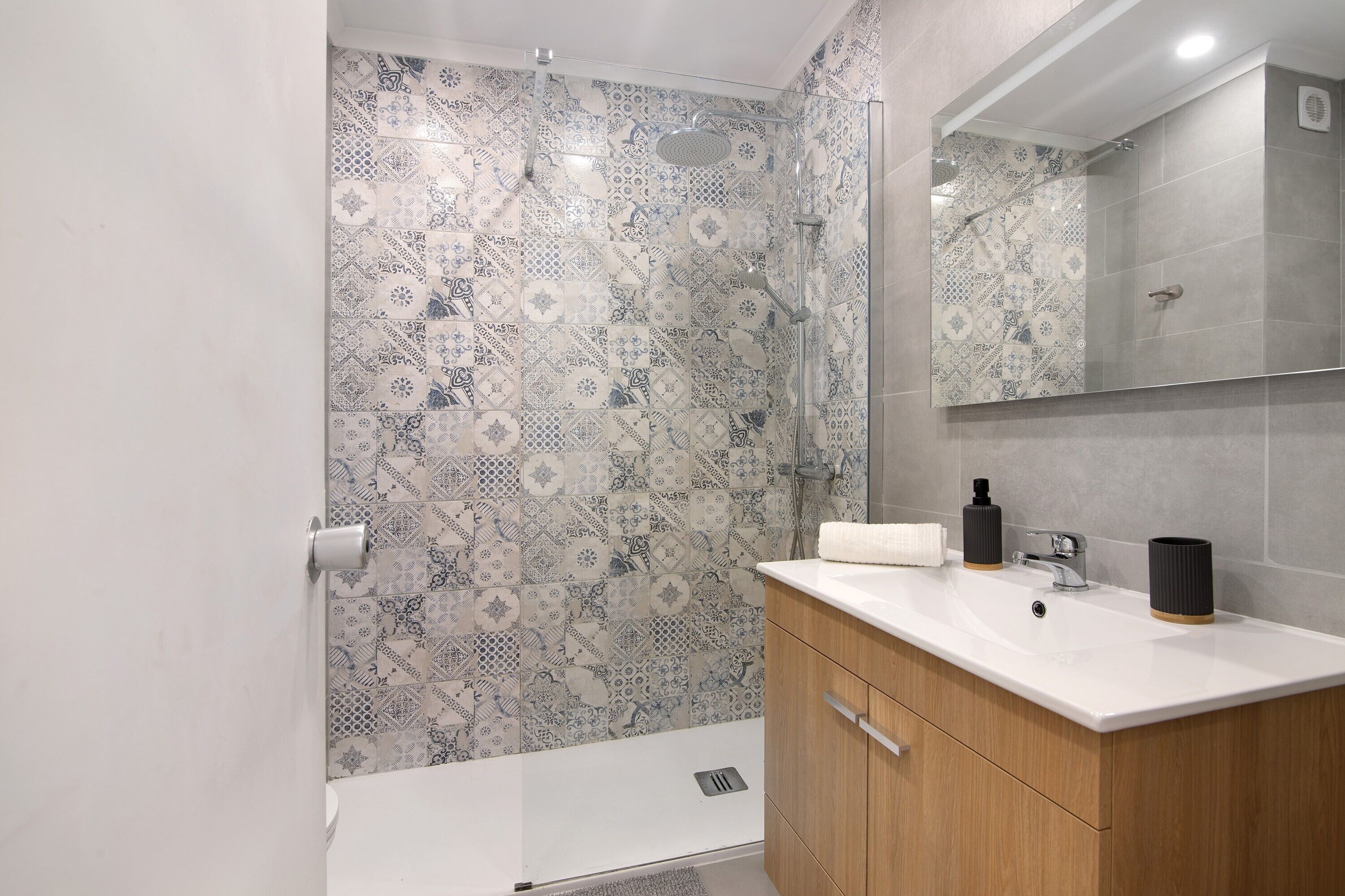 Shower, hair dryer, towels