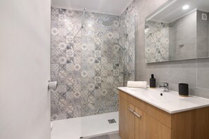 Shower, hair dryer, towels - Apartment 'Lovely and New  In Oura' with Private Pool, Wi-Fi and Air Conditioning (Albufeira)