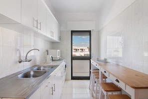 Fridge, microwave, oven, stovetop - Apartment 'City Center' with Balcony, Wi-Fi and Air Conditioning (Albufeira)