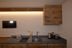 Fridge, stovetop, dishwasher, coffee/tea maker