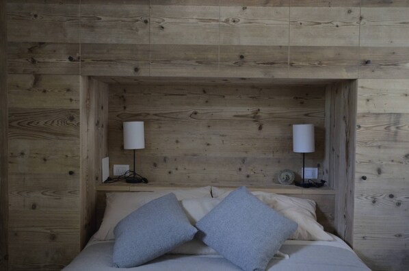 1 sovrum, strykjärn/strykbräda och sängkläder