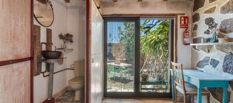 Holiday Home 'Casa Juaclo' with Sea View, Wi-Fi and Air Conditioning