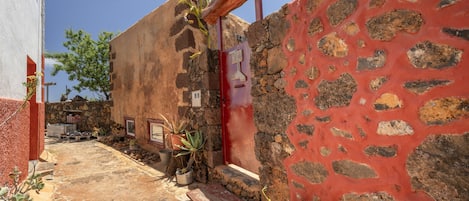 المنطقة المحيطة بالمنشأة