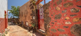 Holiday Home 'Casa Juaclo' with Sea View, Wi-Fi and Air Conditioning