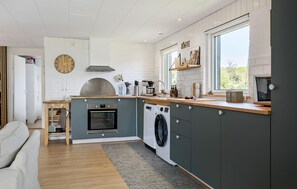 Fridge, oven, stovetop, dishwasher - Luxurious home in Hals with WiFi (Hals)