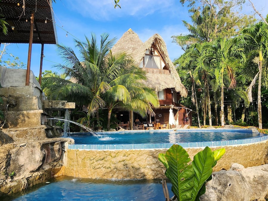 Una piscina al aire libre, sombrillas