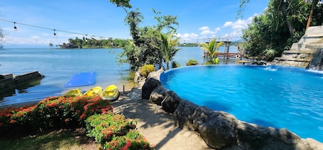 Una piscina al aire libre, sombrillas