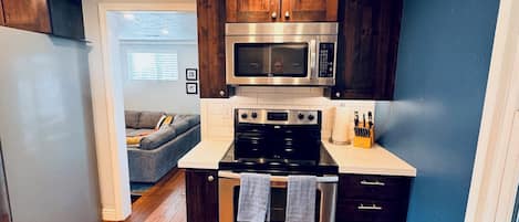 Kylskåp, mikrovågsugn, ugn och spishäll