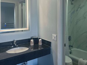 Kombinert dusj/badekar og håndklær