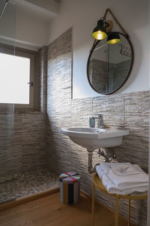 Shower, hair dryer, towels, soap - Design Loft Apartment (Marsciano)